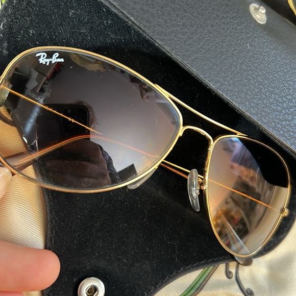 Ray Ban Aviators Sunglasses gold tone frame with a case - Picture 9 of 16